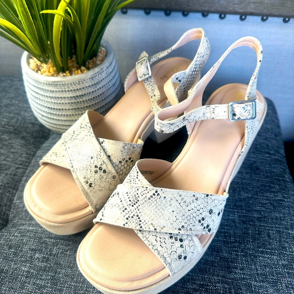 Clarks size 8 snake print, never worn, extremely comfortable, beige suede.